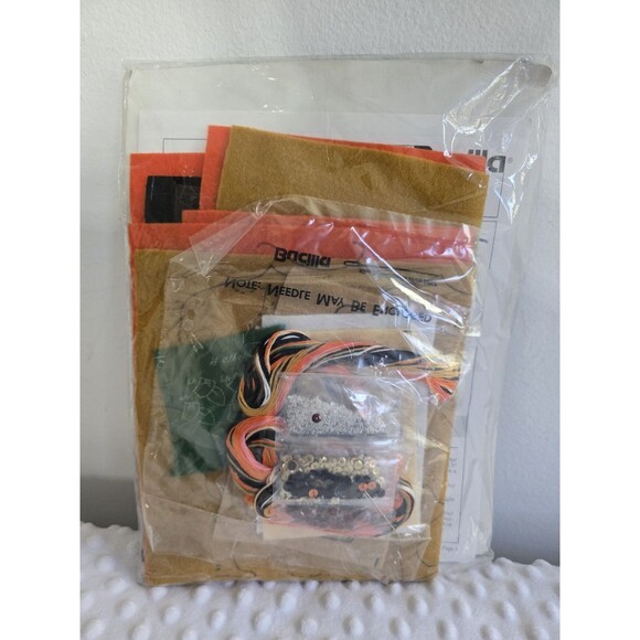 Bucilla Felt Applique Wreath Kit Lil Pilgrim Thanksgiving Autumn 13" Fall Decor - Picture 2 of 12